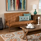 Sofa ze sztucznej skóry i drewna orzechowego | Tapicerka w kolorze jasnobrązowym | Salon w stylu Mid-Century Modern