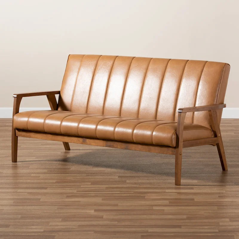Sofa ze sztucznej skóry i drewna orzechowego | Tapicerka w kolorze jasnobrązowym | Salon w stylu Mid-Century Modern